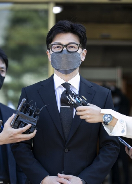 한동훈 법무부 장관이 27일 오후 서울 종로구 헌법재판소에서 열린 '검수완박'(검찰 수사권 완전 박탈)법 관련 공개 변론 참석에 앞서 취재진에게 입장을 밝히고 있다. <연합뉴스>